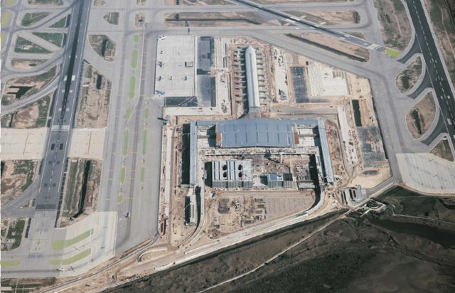 Fotografia aèria de les obres de la nova terminal de l'aeroport del Prat (Gener de 2008)